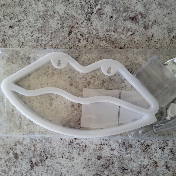 💋Pink Lips Neon Sign - Picture 11 of 12